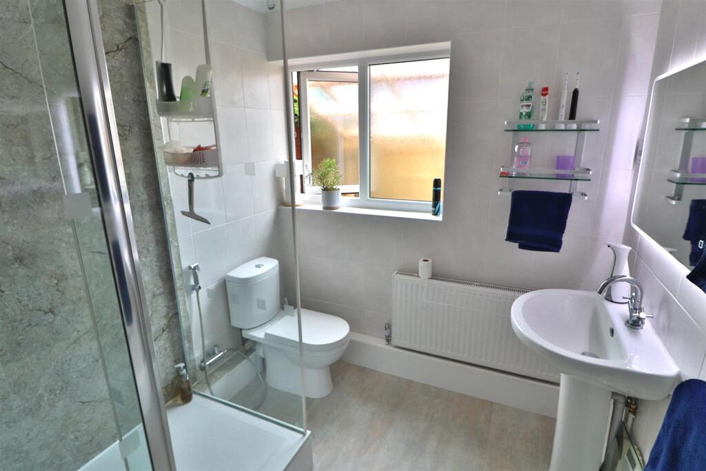 FAMILY SHOWER ROOM/W.C