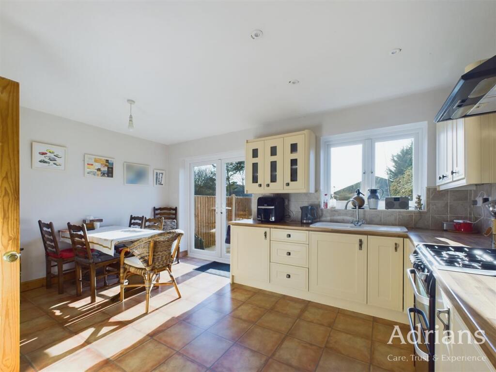 KITCHEN / DINING
