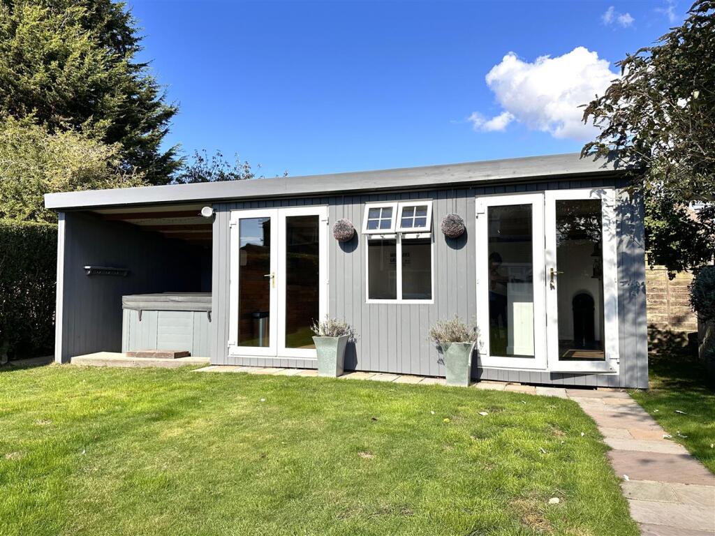 Detached Entertainment Cabin 419