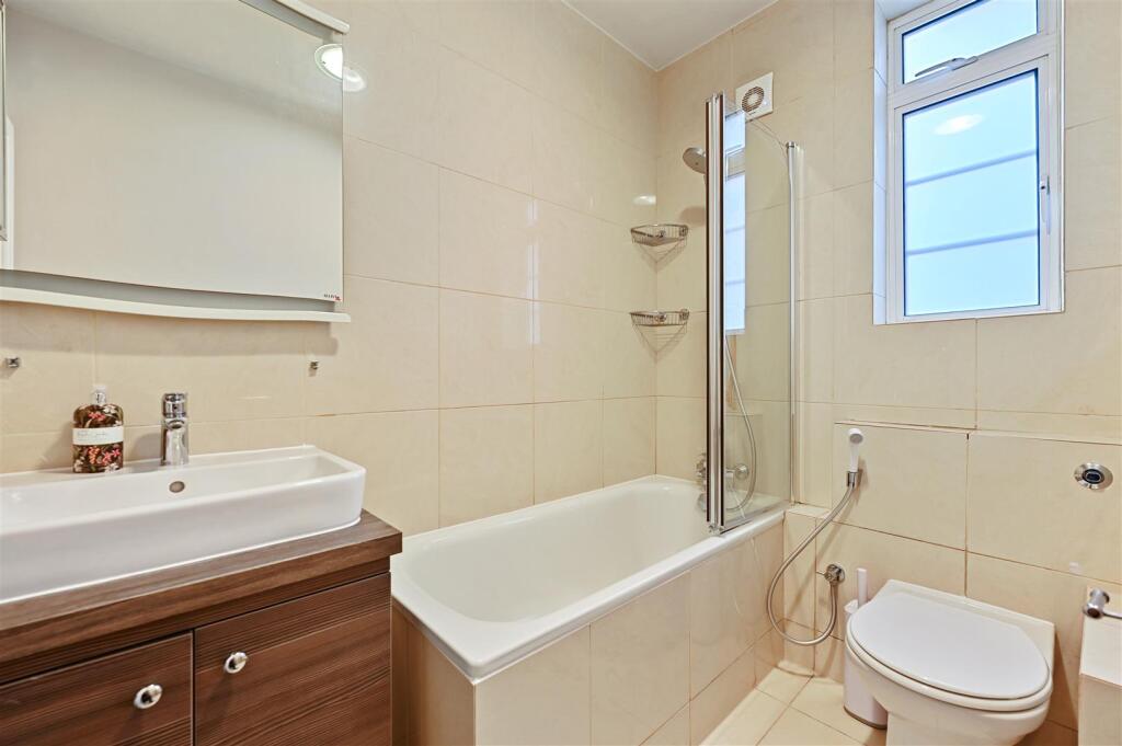 FB - 51 Latymer Court - Bathroom3 (1).JPG