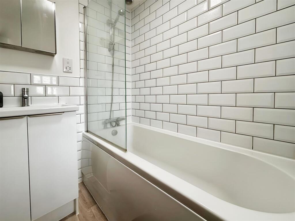 23183cc8-Bathroom 201.jpg