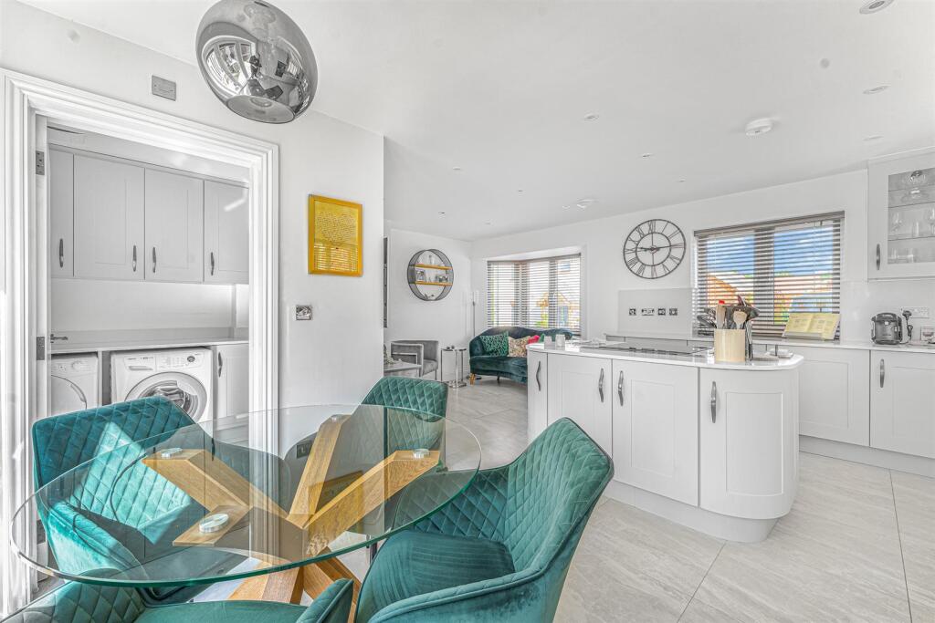 Kitchen / Breakfast Area
