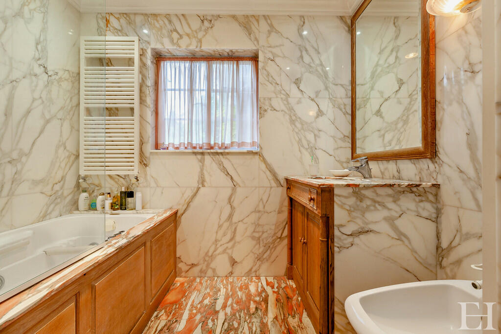8601488-interiorW...