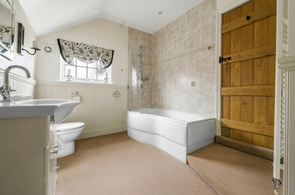 Master Bed En Suite