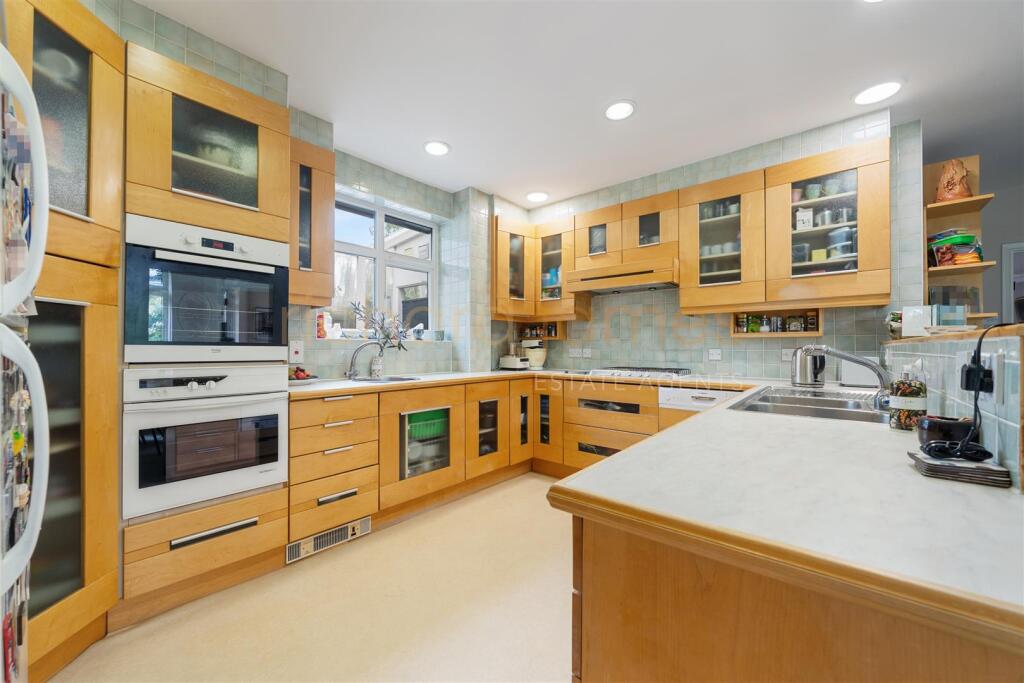 2 Oakleigh Gardens HA8 8EA-19.jpg