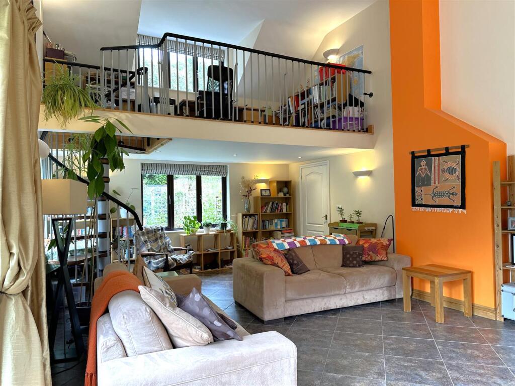 Family Room With Mezzanine Floor 118