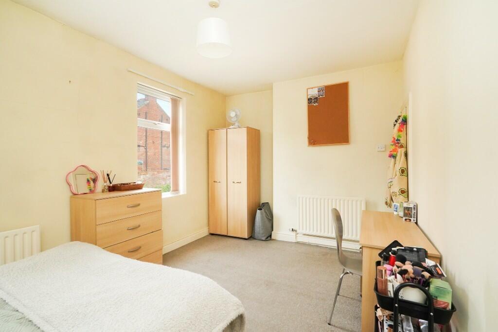 Bright and tidy single bedroom featuring a larg...