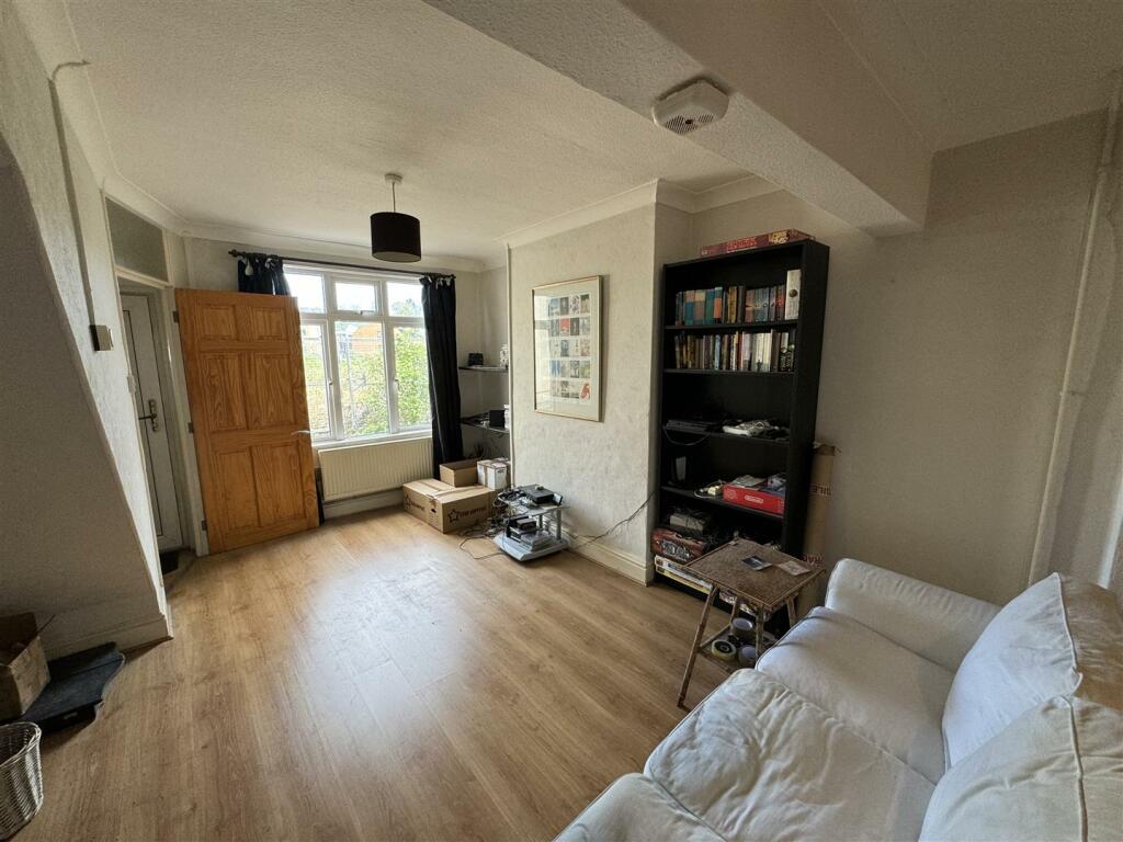 LIVING/ DINING ROOM