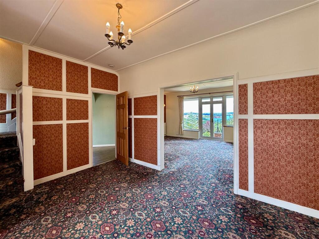 Entrance Hallway To Lounge.JPG