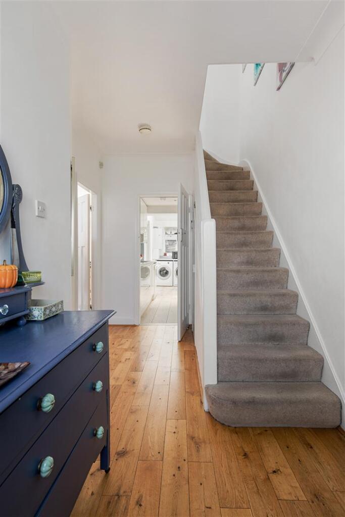 Larkshall Crescent E4