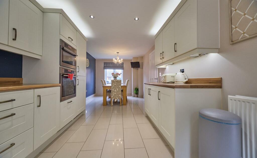 Fitted dining kitchen with dual aspect