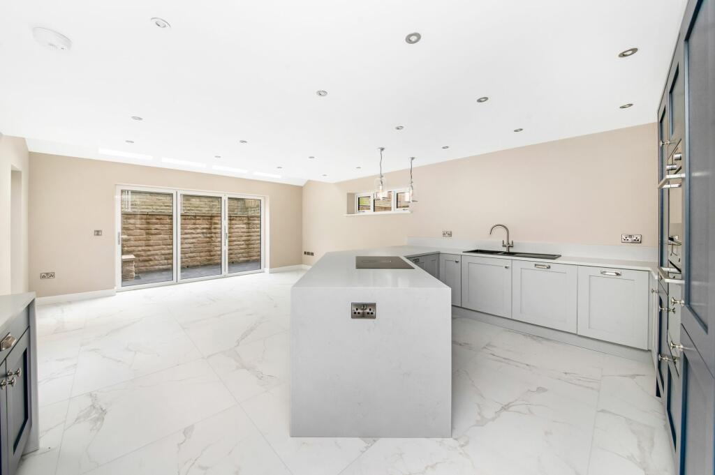 OPEN PLAN DINING KITCHEN/FAMILY ROOM