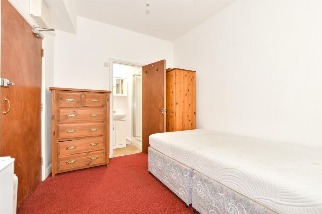 Lounge/ Bedroom/ Kitchen