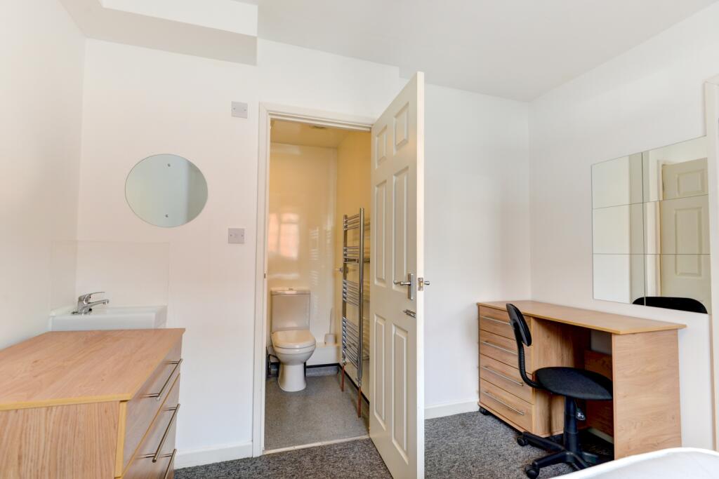 2 Bristol Gardens Bedroom 1 (2)