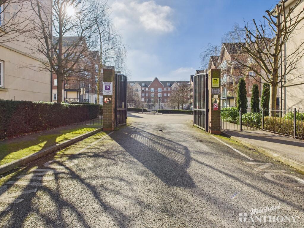 CAM03852G0-PR0210-STILL001