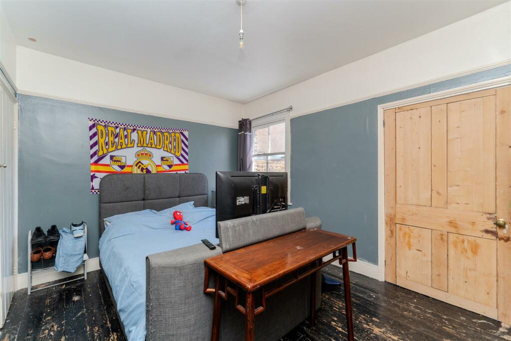 101 Studley Bed 1.jpg