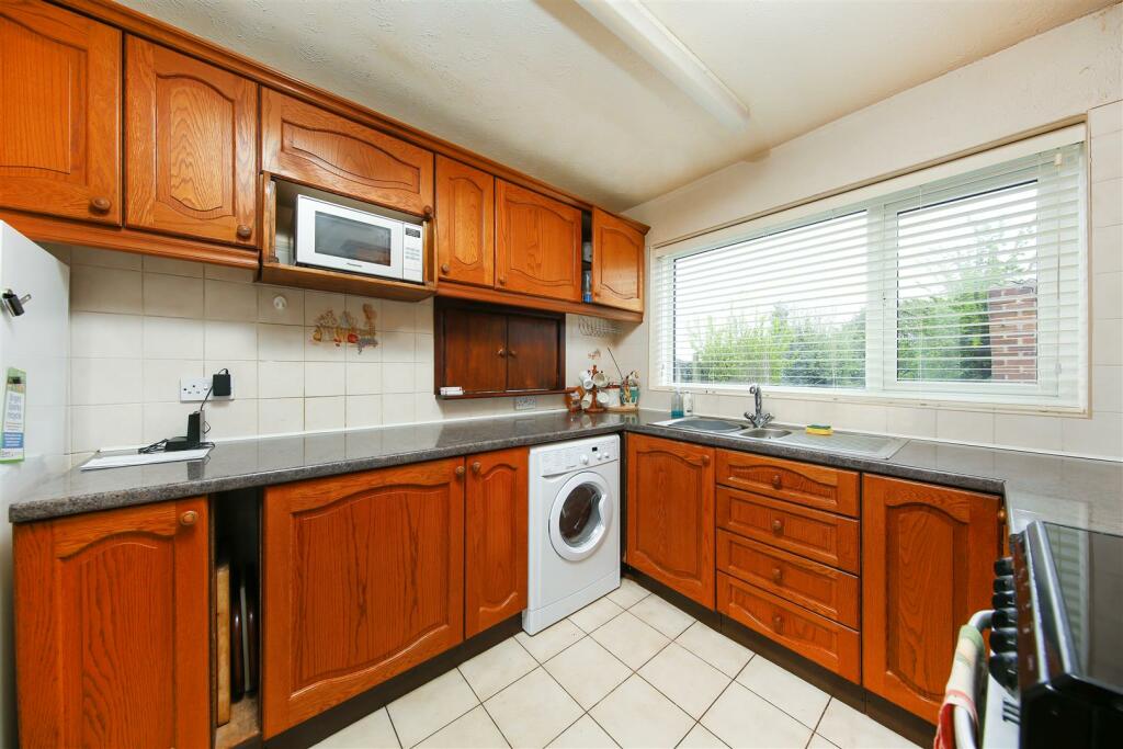 Kitchen2.jpg