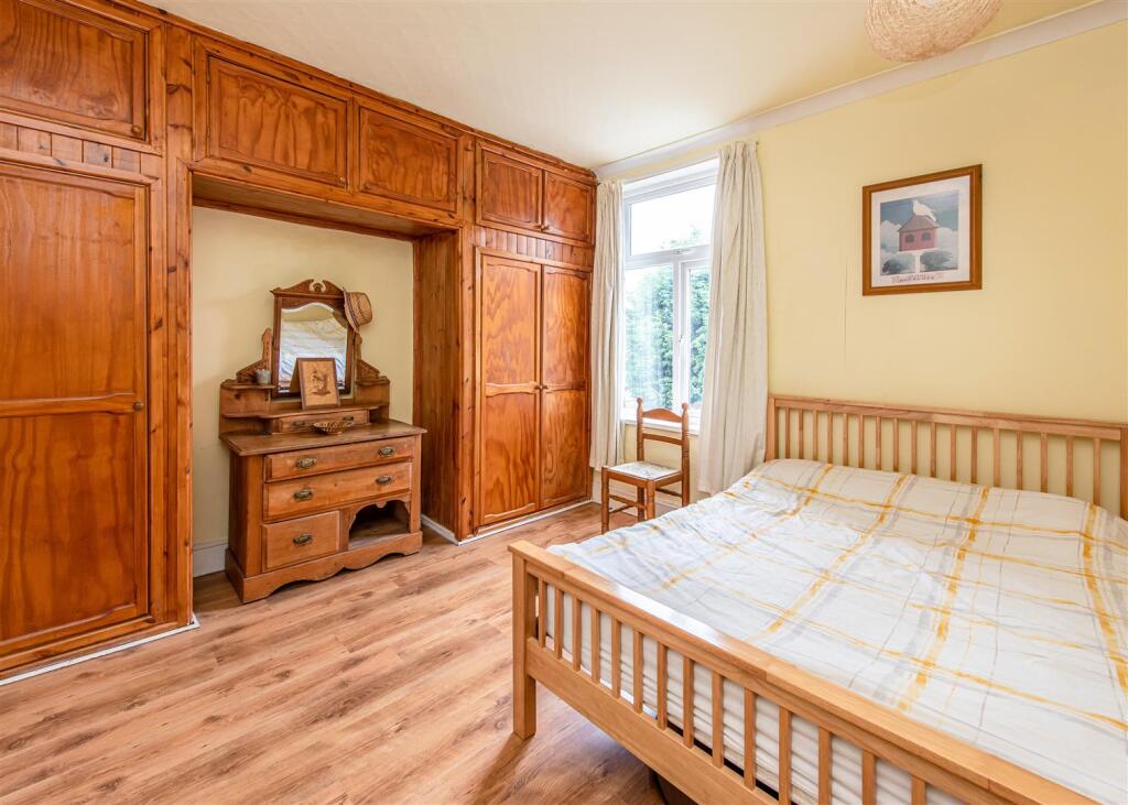 41 Broad Lane-bed2.jpg