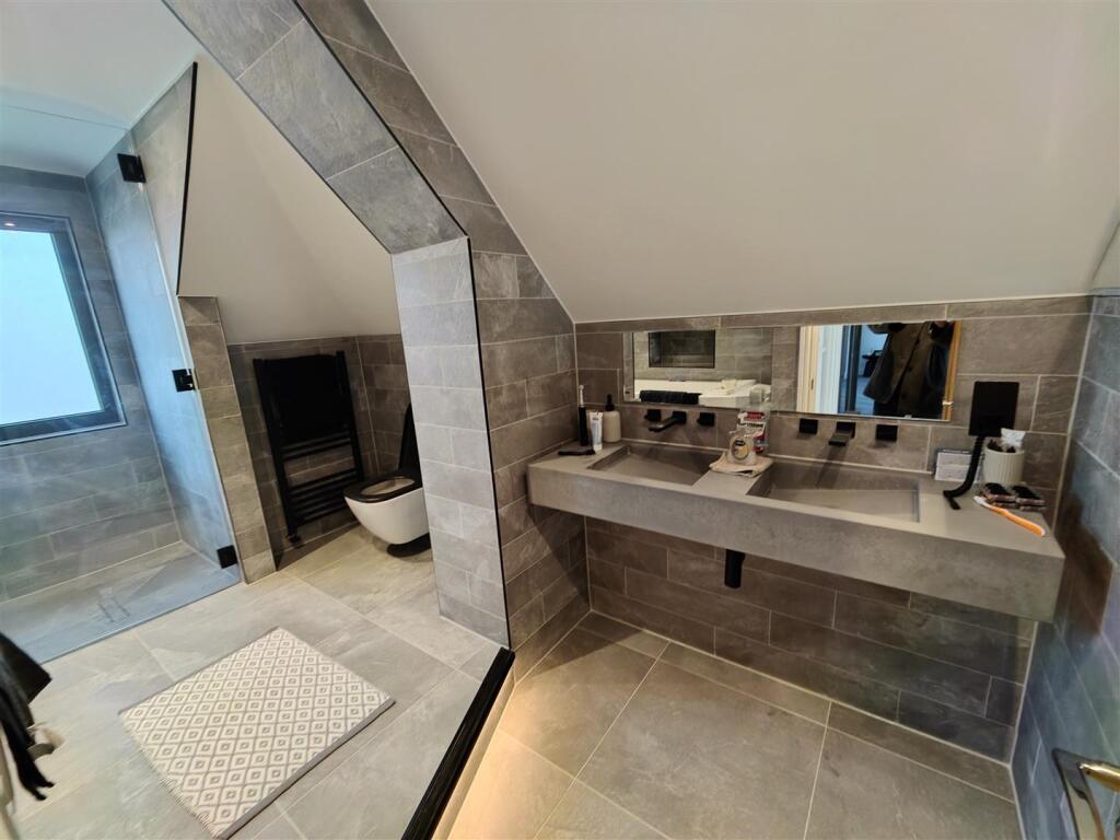 Goldstone Crescent 7  (17).jpg