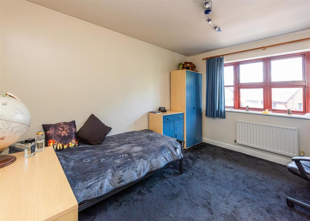57 Penleigh Gardens-Bedroom2.jpg
