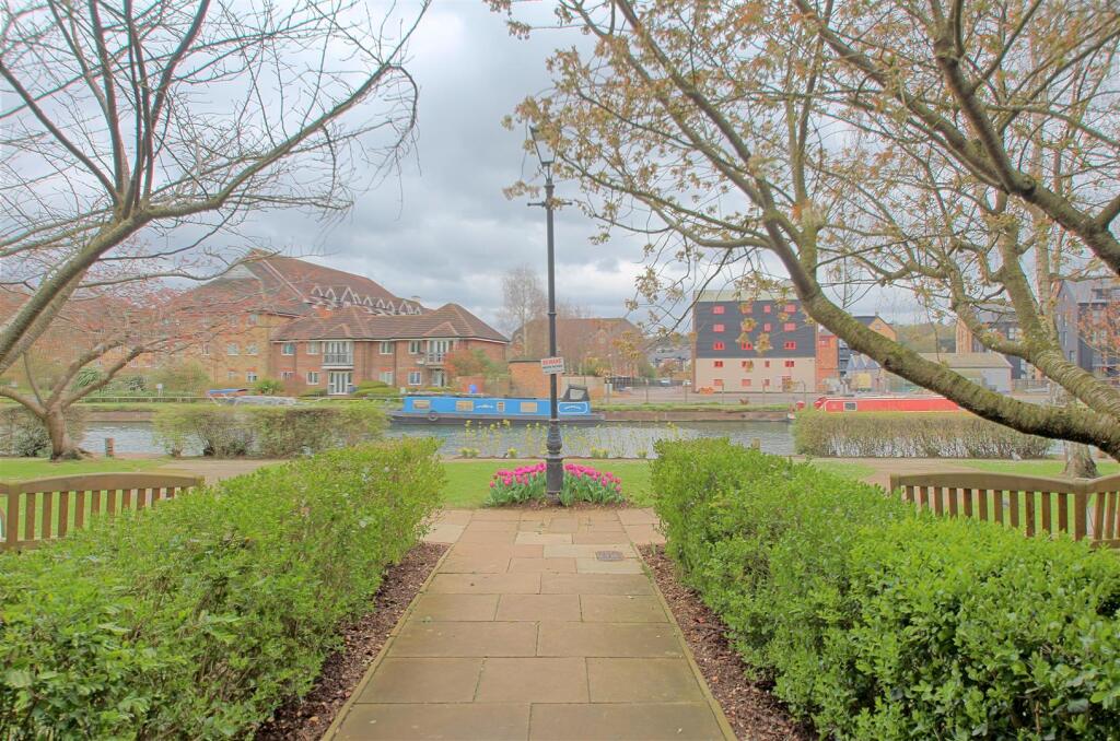 COMMUNAL RIVERSIDE GARDENS