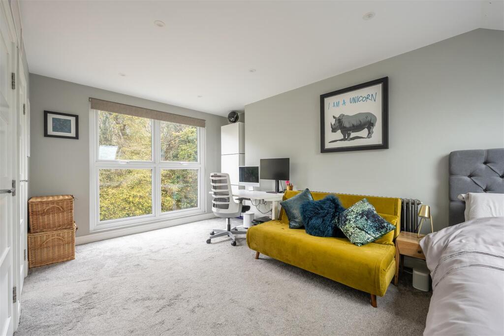Larkshall Crescent E4
