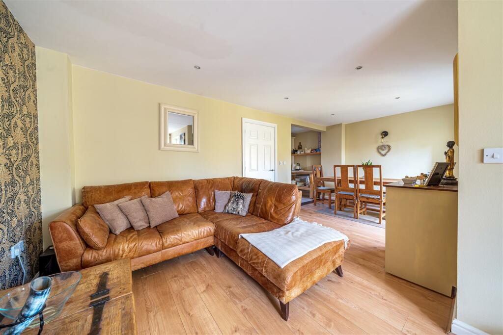 33a High St, Silverstone