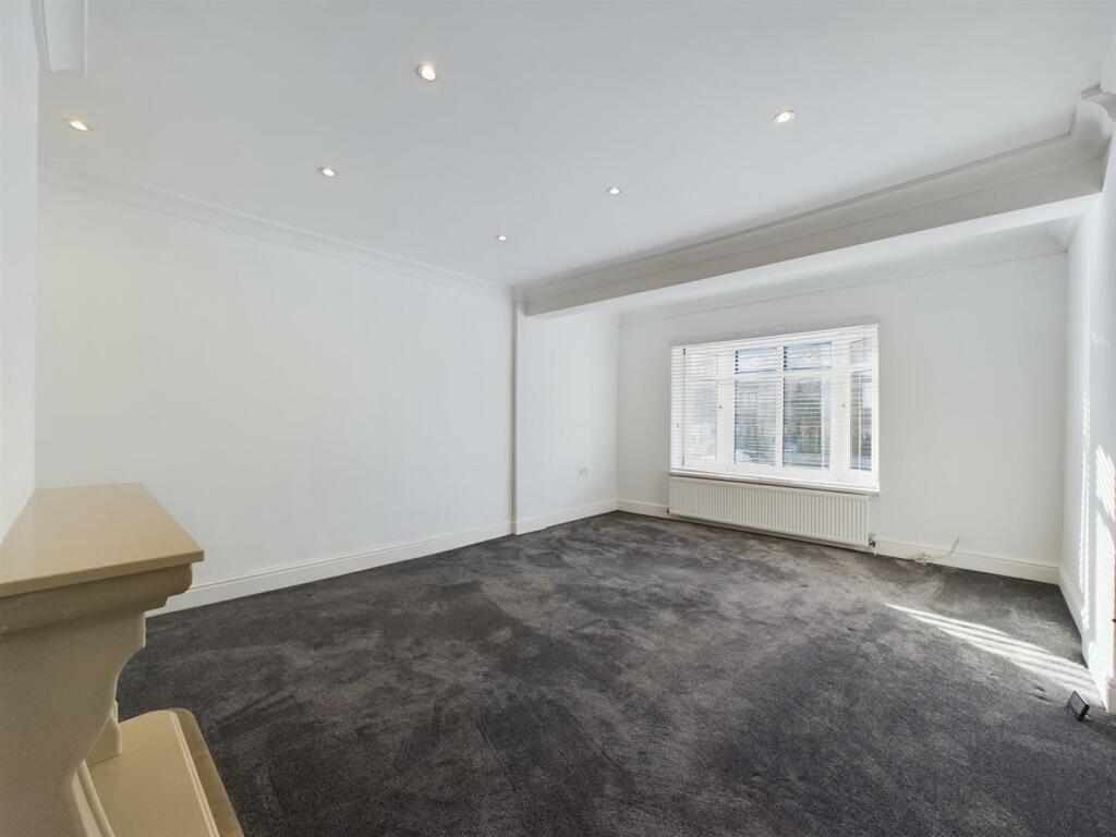 9 Henver Road Lounge