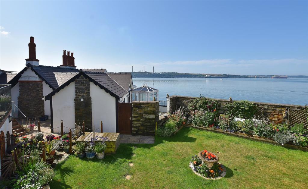 GARDEN &amp; VIEWS