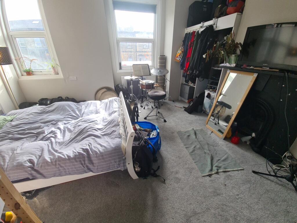 A cozy double bedroom featuring a comfortable b...