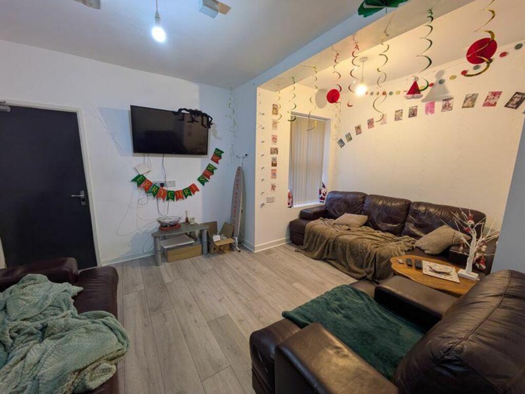 A spacious and inviting large modern living roo...