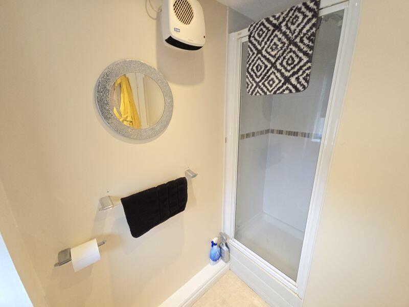 En-suite Additional Image