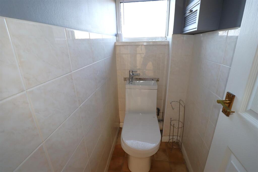 CLOAKROOM.JPG