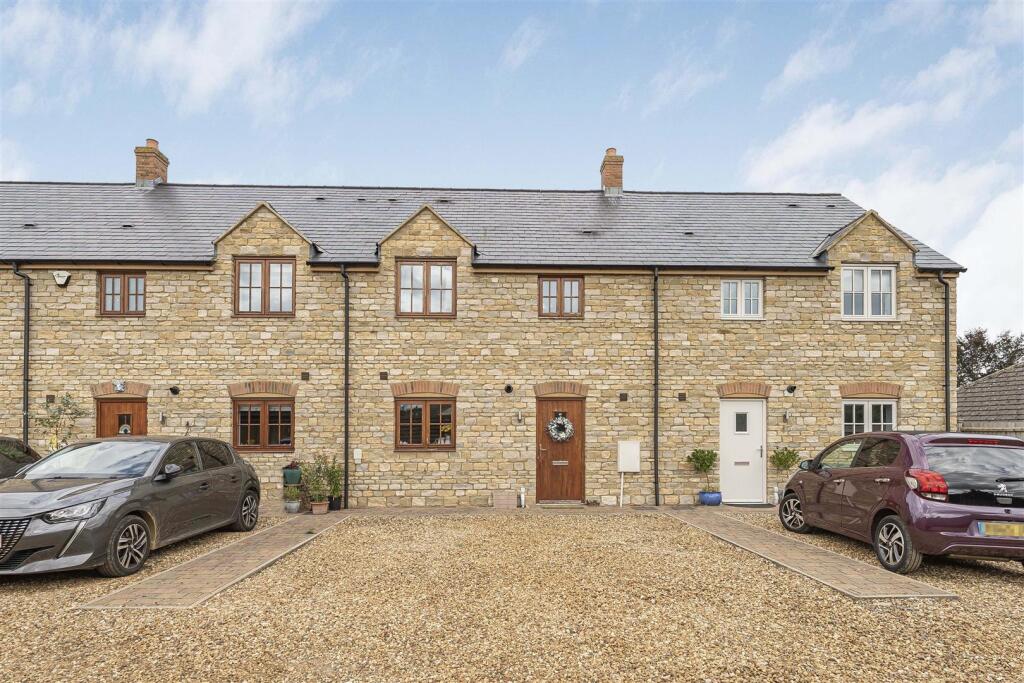 6 Reindeer Court, Potterpury (23).JPG