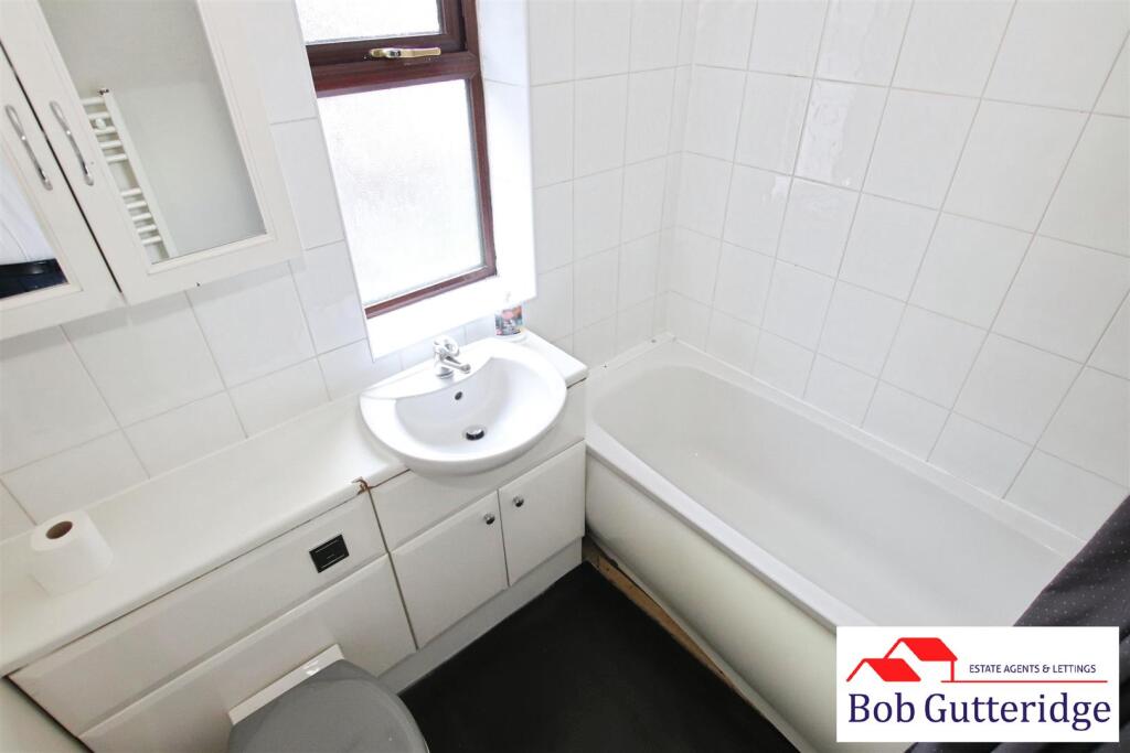 FIRST FLOOR BATHROOM