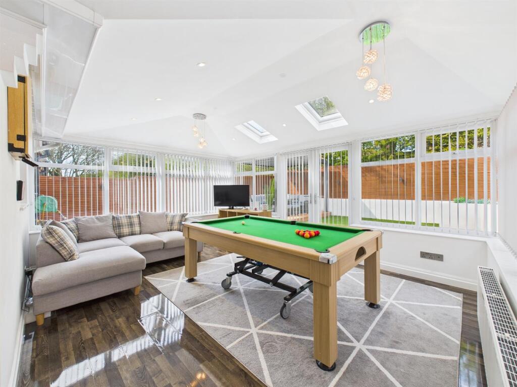 Sitting/ games room: