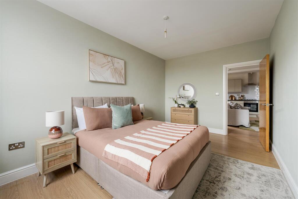 Eastwood Close, E18