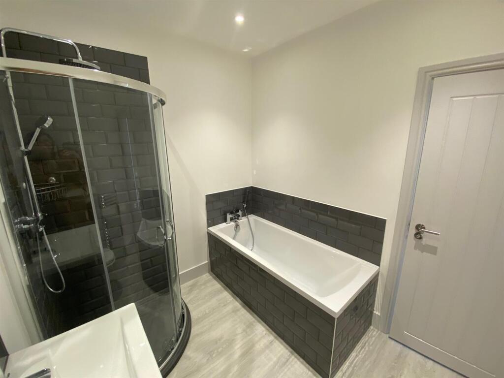 bathroom 2.jpg