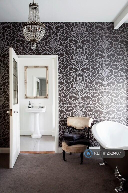 Bathroom Through To En-Suite
