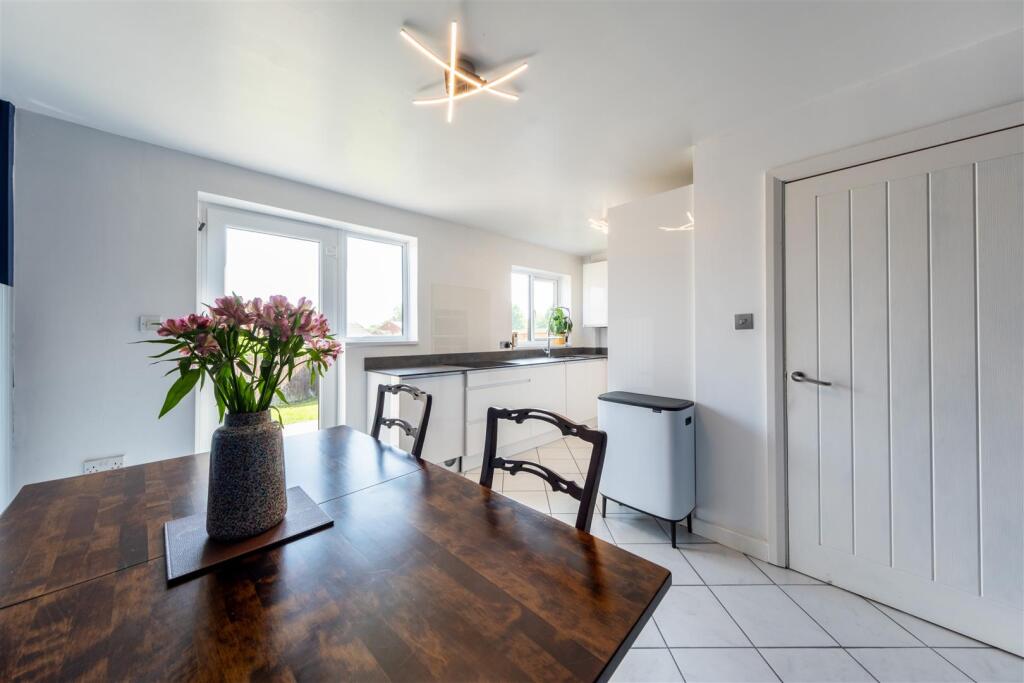 9 Simmonds Close-002.JPG