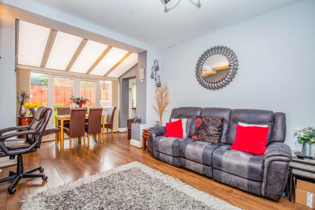Lounge/Dining Room