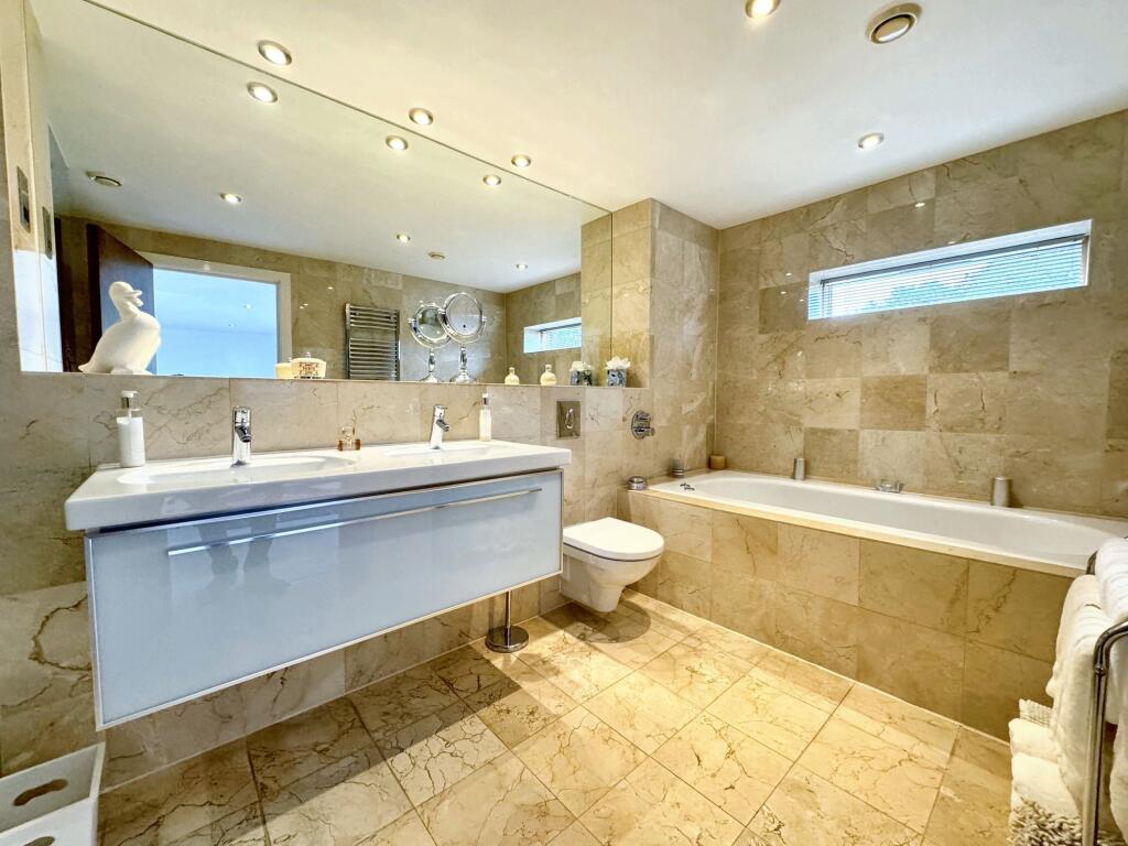 Master En-Suite