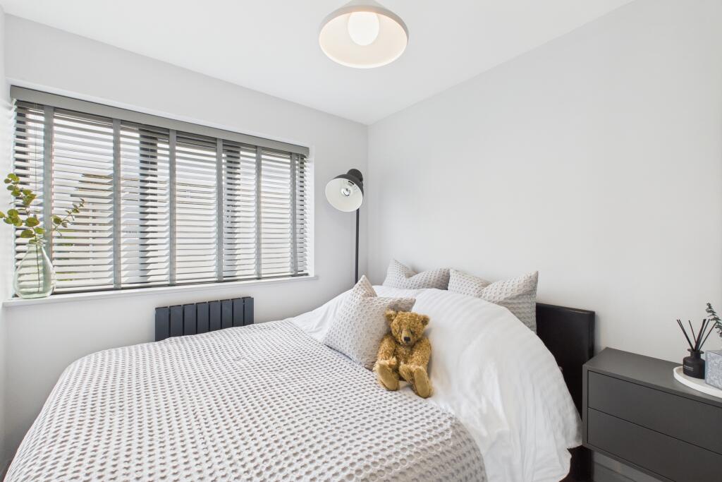 CAM04201G0-PR0088-STILL013