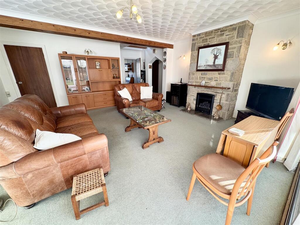 4. lounge2.jpg