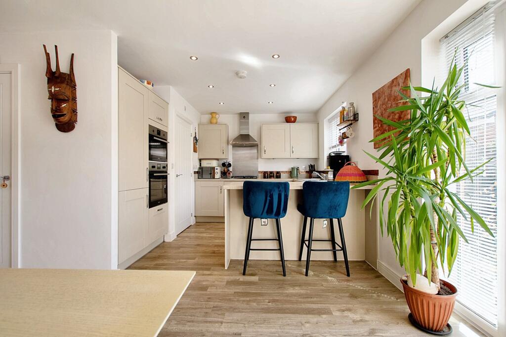 Modern Fitted Kitchen &amp; Dining Area