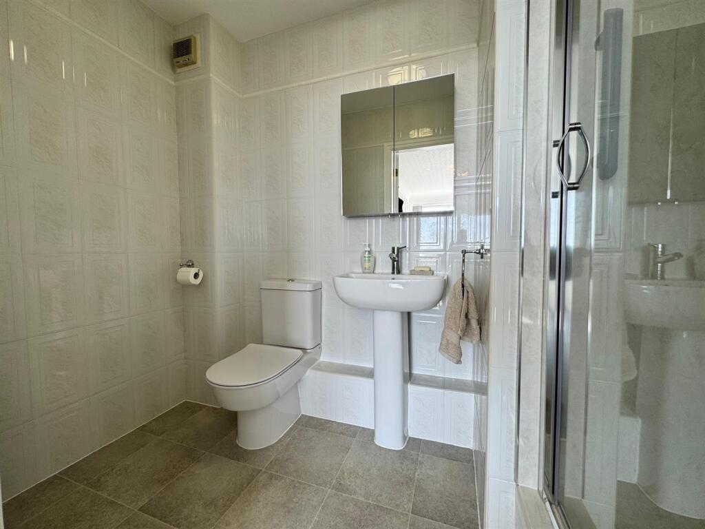 EN SUITE SHOWER ROOM/WC