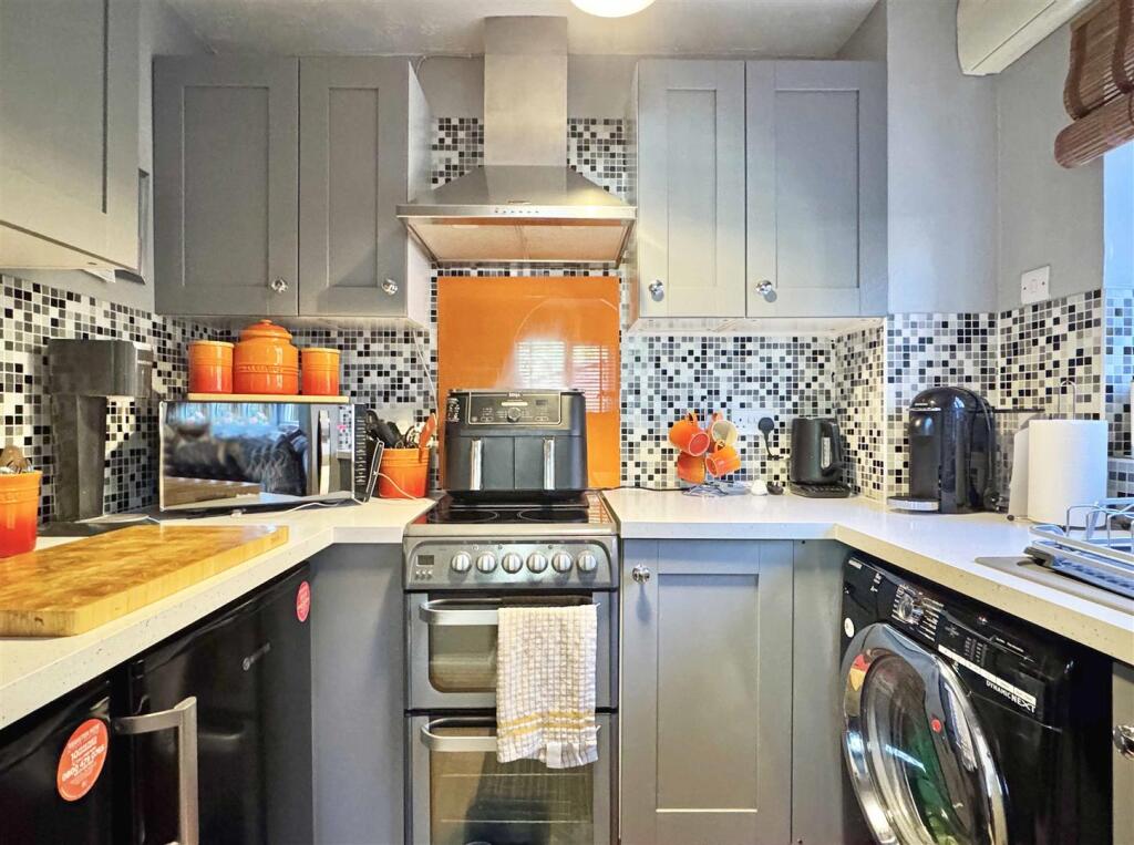 Kitchen b.jpg