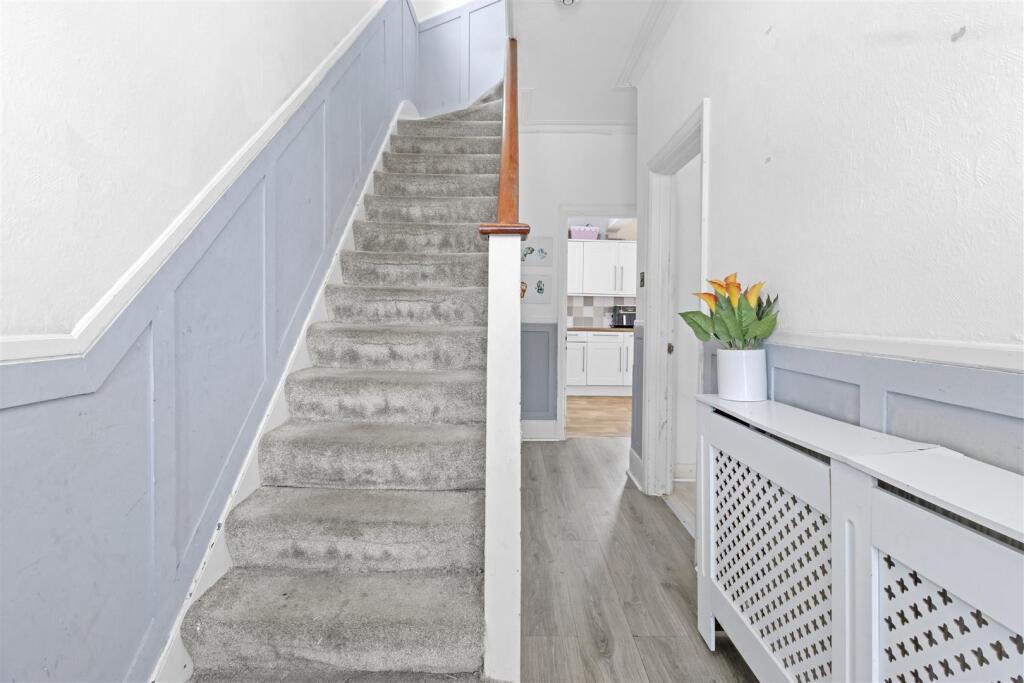 entrance hall #2.jpg