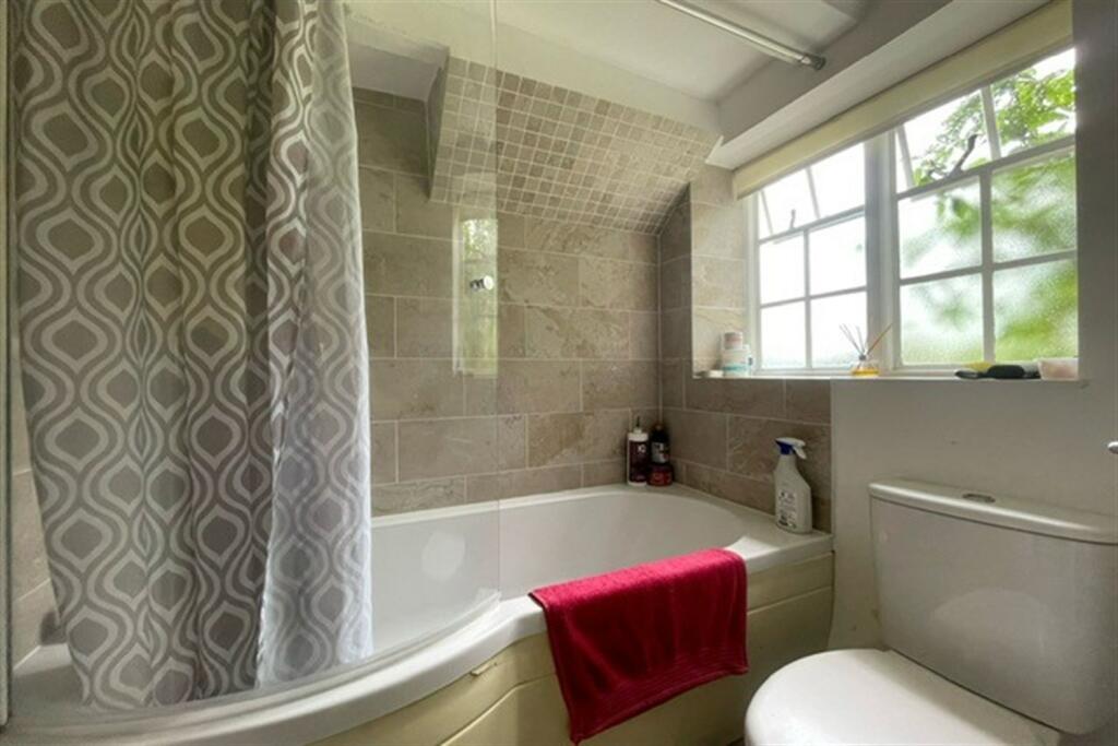 Bathroom (Main)