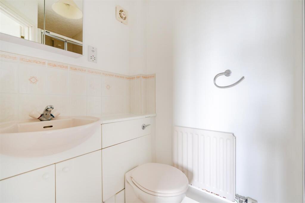 EN-SUITE SHOWER ROOM